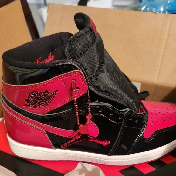 The Nike Air Jordan 1 Retro High OG Patent Bred - Picture 4 of 12